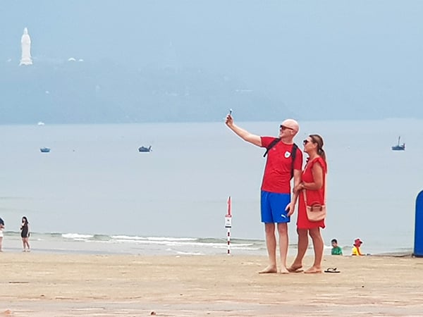 Europeiske og amerikanske turister opplever Da Nang-stranden. Du khách Âu - Mỹ trải nghiệm biển Đà Nẵng.
