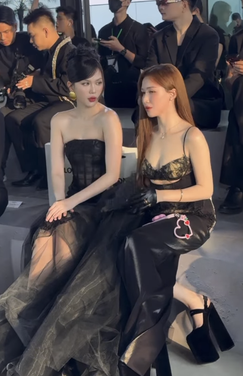 Hòa Minzy và Ngọc Trinh gây sốt với thời trang và đôi giày khủng tại sự kiện - Ảnh 2.