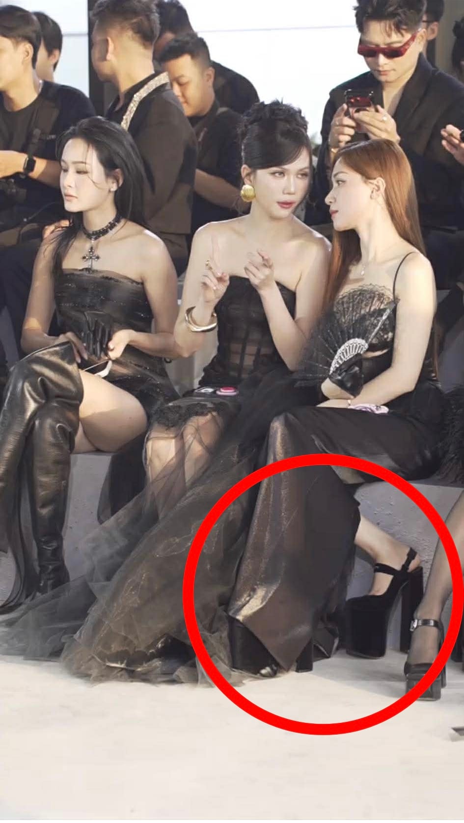 Hòa Minzy và Ngọc Trinh gây sốt với thời trang và đôi giày khủng tại sự kiện - Ảnh 3.