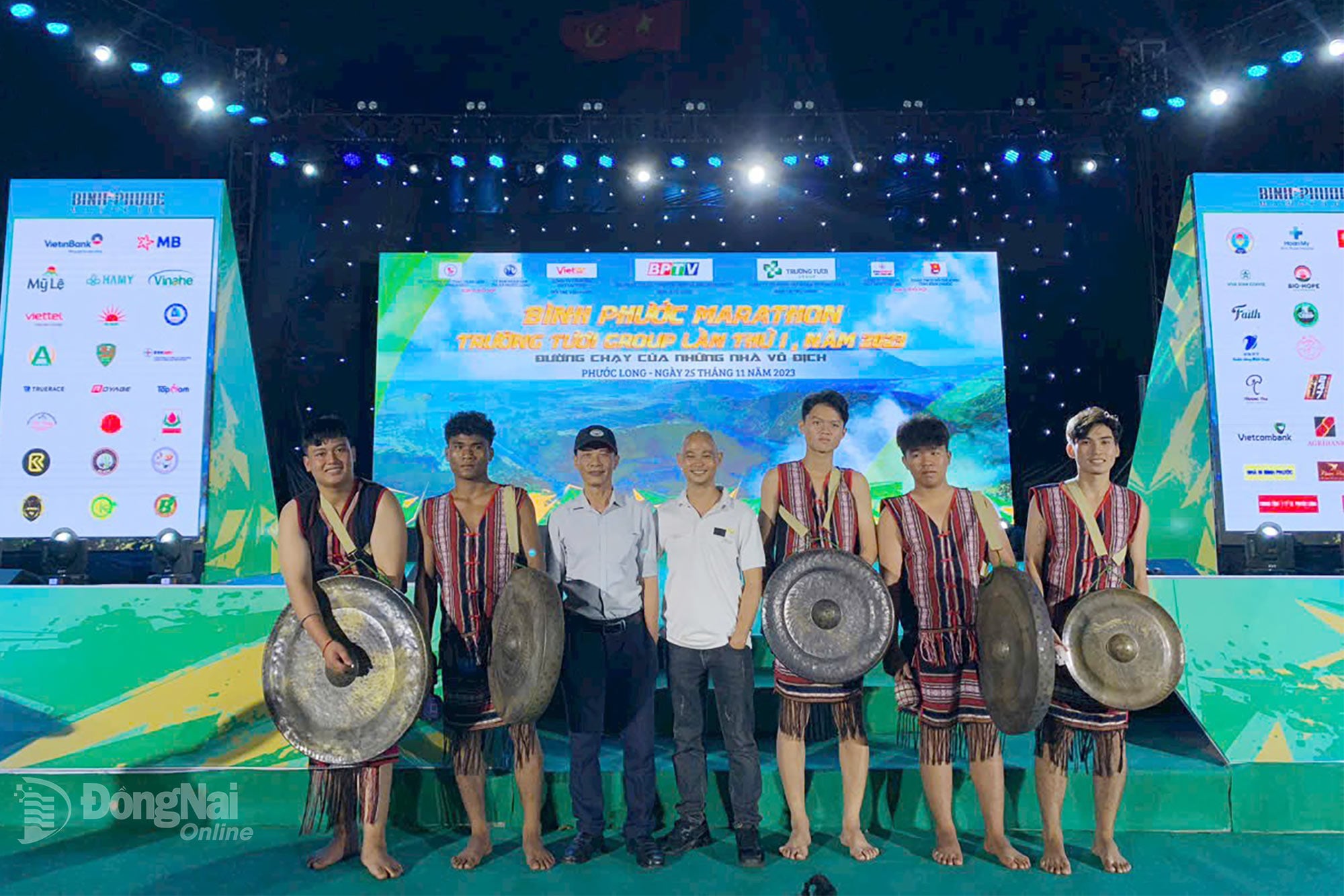 Het Gong Team van de Bu Gia Map Ethnic Boarding Secondary and High School in de provincie Dong Nai bereidt zich voor op een optreden tijdens het Binh Phuoc Marathon - Truong Tuoi Group-evenement in 2023.