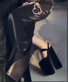 Hòa Minzy và Ngọc Trinh gây sốt với thời trang và đôi giày khủng tại sự kiện - Ảnh 5.