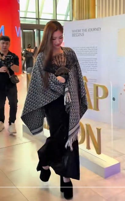 Hòa Minzy và Ngọc Trinh gây sốt với thời trang và đôi giày khủng tại sự kiện - Ảnh 7.