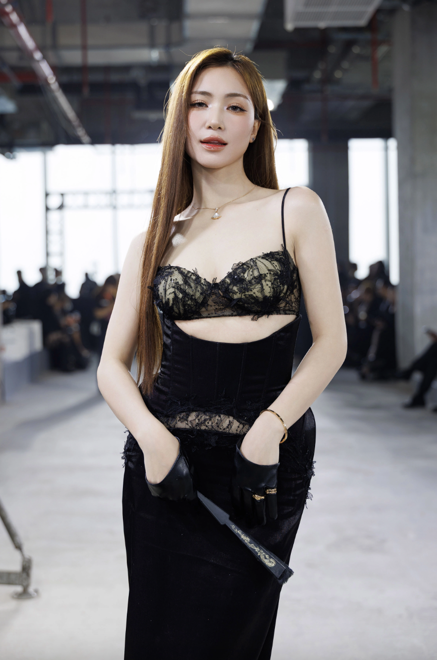 Hòa Minzy và Ngọc Trinh gây sốt với thời trang và đôi giày khủng tại sự kiện - Ảnh 11.