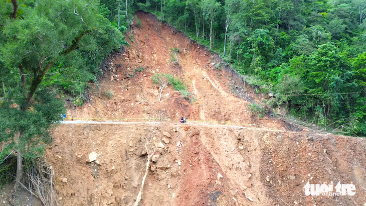 Khánh Hòa tiếp tục ban bố tình trạng khẩn cấp để khắc phục 8 tuyến đường huyết mạch - Ảnh 1.