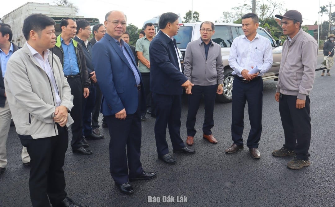 Arbeidsgruppen inspiserte feltet i krysset ved begynnelsen av den østlige omkjøringsveien Buon Ma Thuot.