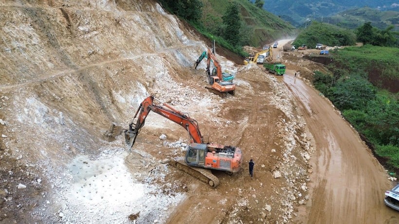 ผู้รับเหมาเร่งก่อสร้างโครงการเชื่อมต่อการจราจรจังหวัดบนภูเขาทางภาคเหนือให้แล้วเสร็จก่อนตรุษจีน พ.ศ. 2569 (ภาพ: Khanh Hung/เวียดนาม+)