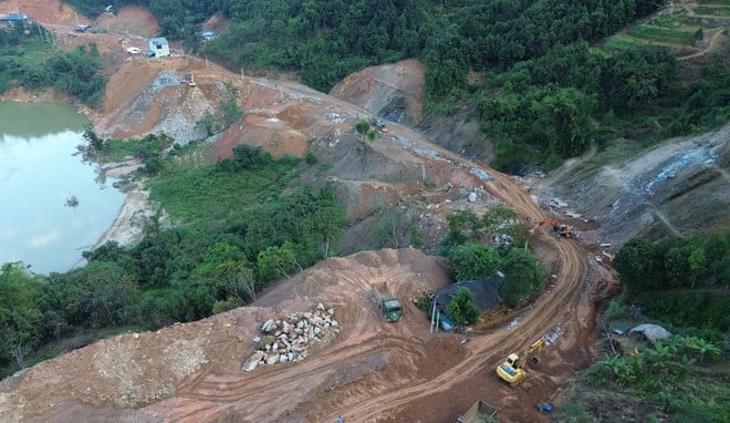 โครงการขนส่งทางภูเขาทางภาคเหนือผ่านภูมิประเทศที่ขรุขระ มีถนนเป็นเนินเขาและภูเขา ทำให้การก่อสร้างมีความยากลำบากและลำบากมาก (ภาพ: Khanh Hung/เวียดนาม+)