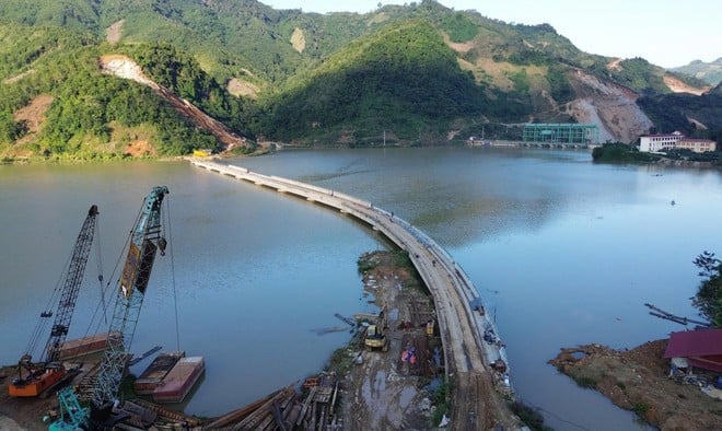 ผู้รับเหมากำลังเร่งดำเนินการติดตั้งราวบันไดและพื้นสะพานของโครงการสะพานอานเลืองให้แล้วเสร็จก่อนเทศกาลตรุษจีน (ภาพ: Khanh Hung/เวียดนาม+)