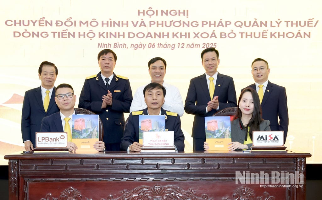 ការចុះហត្ថលេខាលើអនុស្សរណៈយោគយល់គ្នា 3ភាគី រវាងធនាគារភាគហ៊ុនពាណិជ្ជ Loc Phat វៀតណាម នាយកដ្ឋានពន្ធដារខេត្ត Ninh Binh 1 និងក្រុមហ៊ុនភាគហ៊ុនរួម MISA ដើម្បីជួយដល់គ្រួសារអាជីវកម្មក្នុងការផ្លាស់ប្តូរឌីជីថល ធ្វើស្តង់ដារគ្រប់គ្រងចំណូល និងបំពេញកាតព្វកិច្ចពន្ធយ៉ាងងាយស្រួល តម្លាភាព និងនិរន្តរភាព។