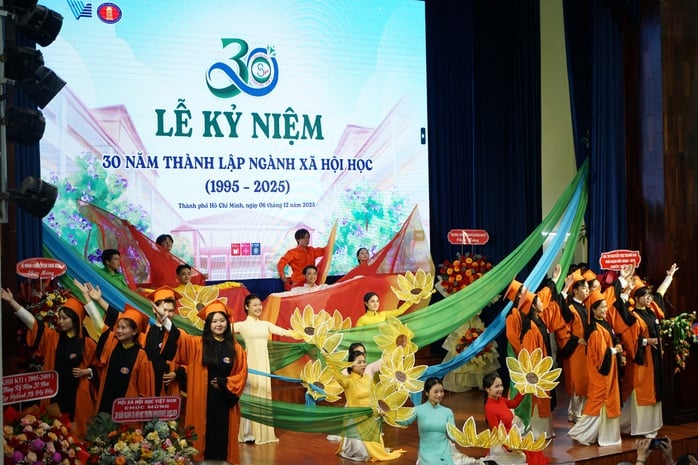 Khoảnh khắc xúc động tại lễ kỷ niệm 30 năm ngành Xã hội học - Ảnh 2.