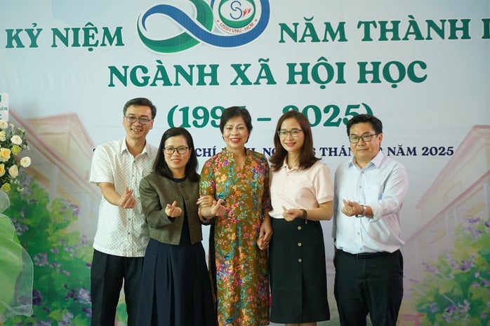 Khoảnh khắc xúc động tại lễ kỷ niệm 30 năm ngành Xã hội học - Ảnh 4.