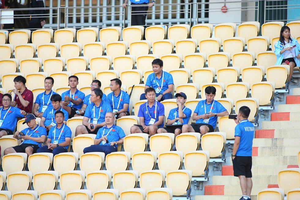 គ្រូបង្វឹក Kim Sang-sik បានដឹកនាំក្រុម U.23 វៀតណាមទាំងមូលទៅមើលម៉ាឡេស៊ីប្រកួតជាមួយឡាវ ភ្លេងជាតិត្រូវបានលេងនៅ Rajamangala - រូបថត ១. HLV Kim Sang-sik dẫn cả đội U.23 Việt Nam đi xem Malaysia đấu Lào, đã có nhạc Quốc ca ở Rajamangala- Ảnh 1.
