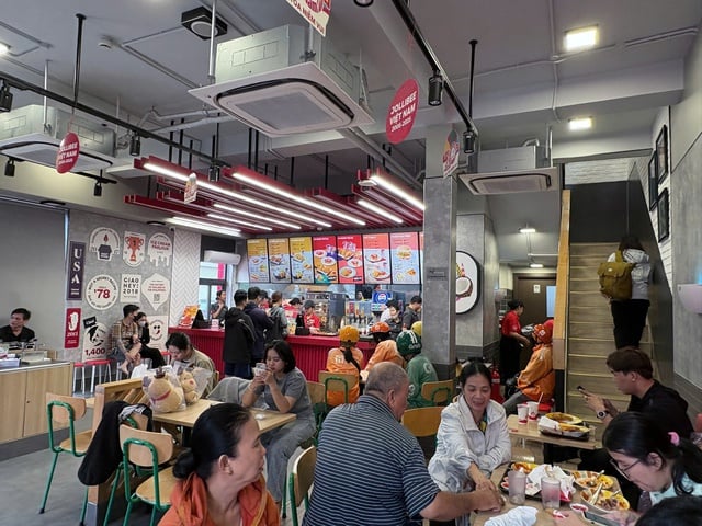 Trào lưu xếp hàng mua gà rán