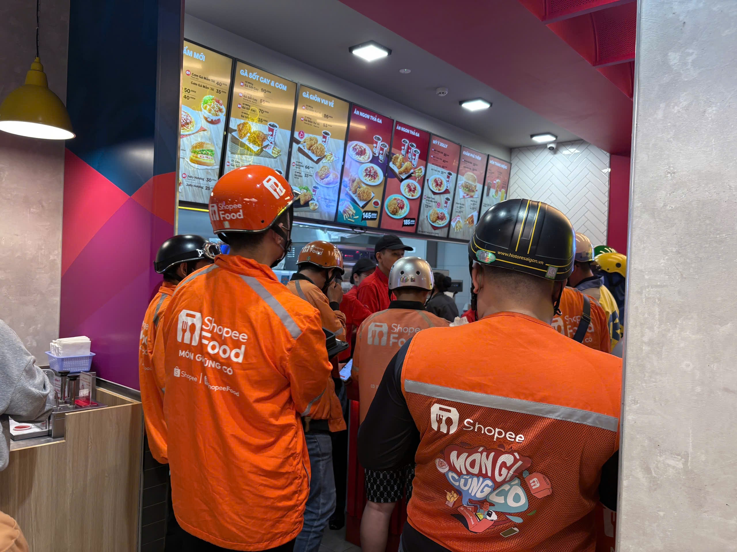 Trào lưu xếp hàng mua gà rán 