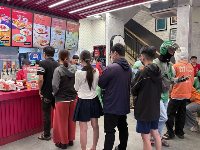 Trào lưu xếp hàng mua gà rán