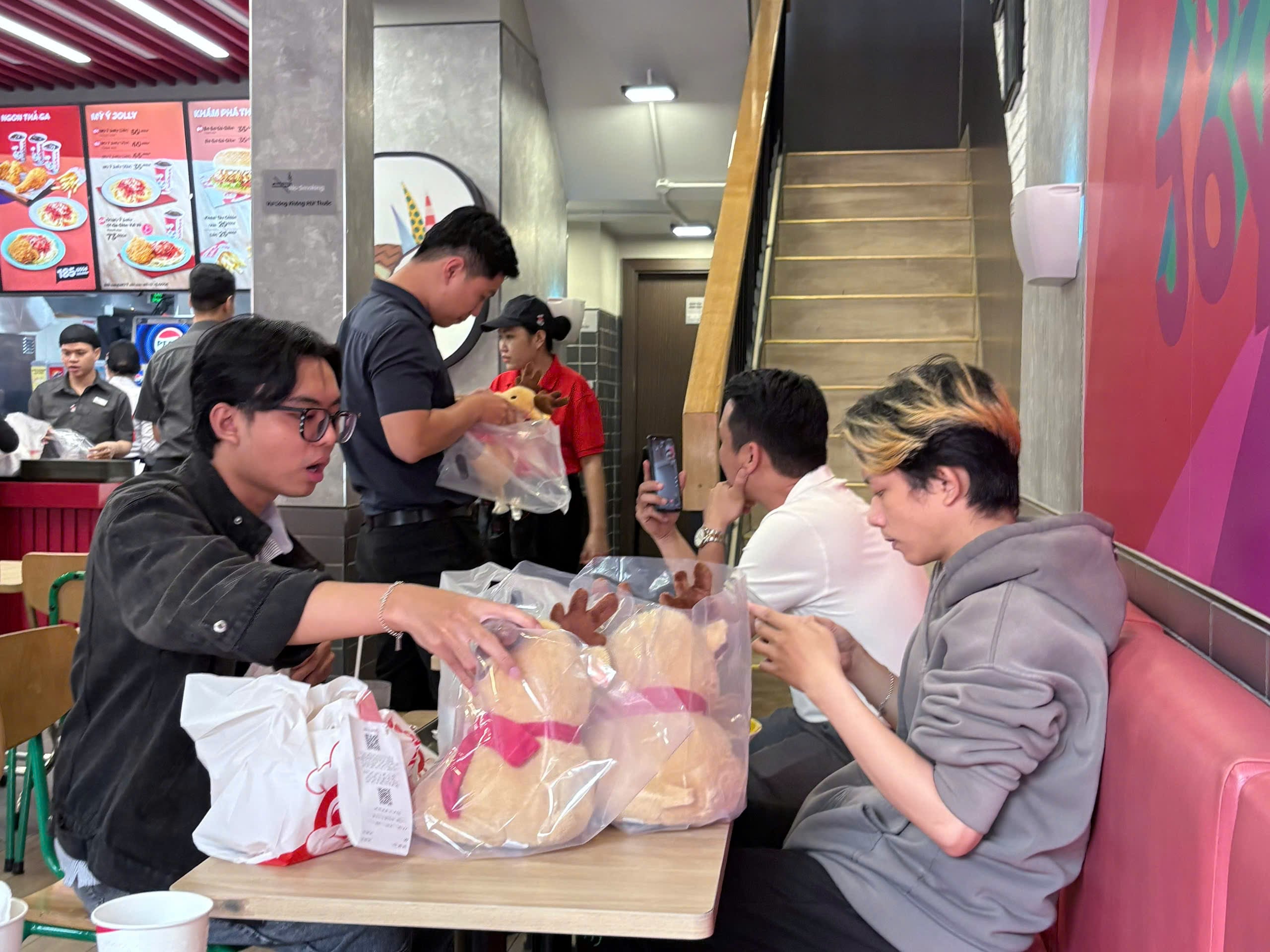 Trào lưu xếp hàng mua gà rán 