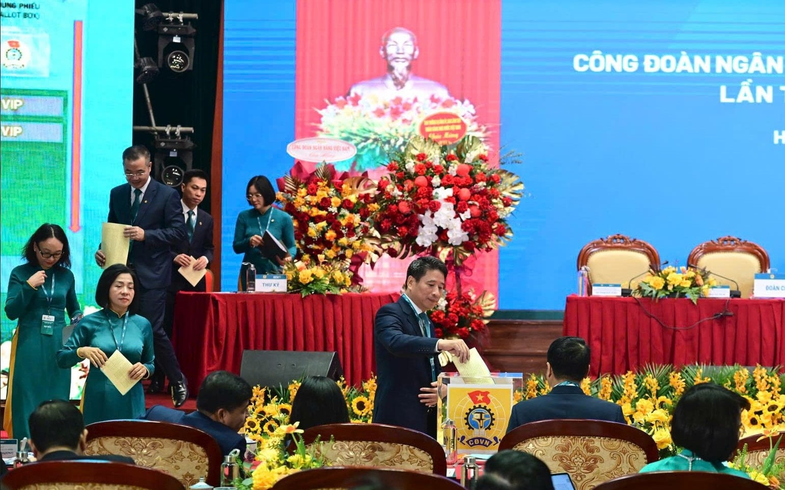 प्रतिनिधियों ने 2025-2030 के कार्यकाल के लिए BIDV ट्रेड यूनियन कार्यकारी समिति के चुनाव के लिए मतदान किया