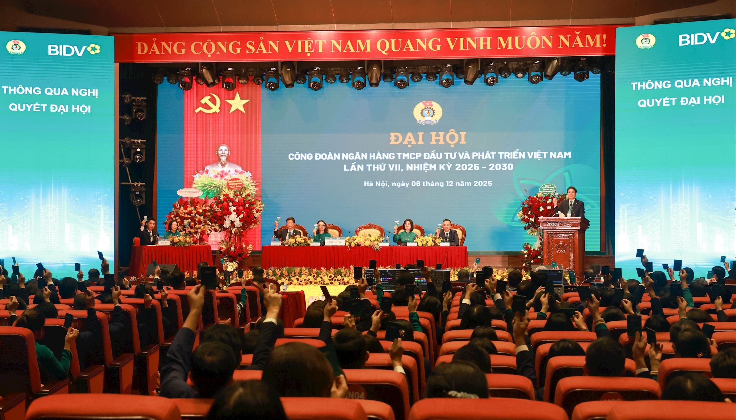 प्रतिनिधियों ने कांग्रेस प्रस्ताव पारित करने के लिए मतदान किया