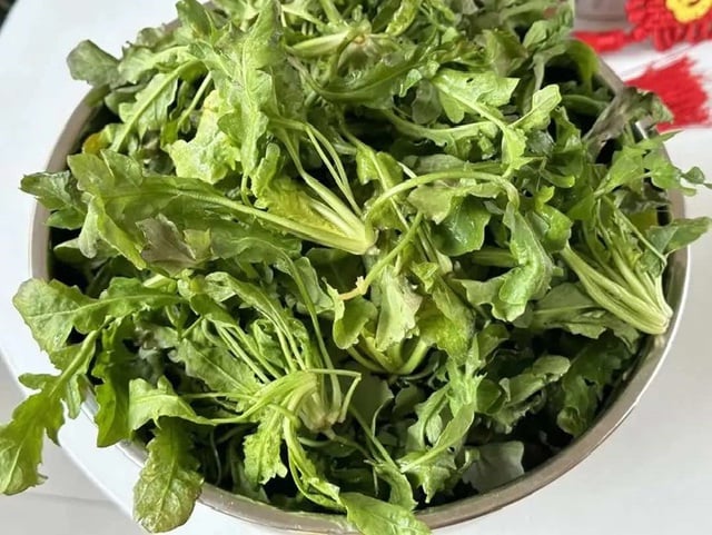 寒い日のためのおいしい料理:冬の「宝」野菜で肝臓を冷やし、目を養います - 写真 2。 Món ngon ngày lạnh: Thanh nhiệt gan, bổ mắt với món rau “báu vật” của mùa đông - Ảnh 2.