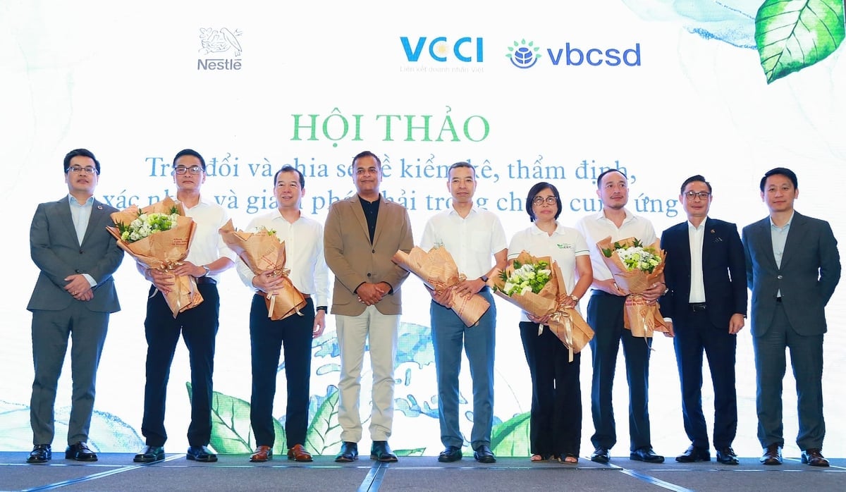 Nestlé Vietnam បាននឹងកំពុងធ្វើការជាមួយ VBCSD និងដៃគូដើម្បីអនុវត្តកម្មវិធីបណ្តុះបណ្តាលជាច្រើន ផ្សព្វផ្សាយចំណេះដឹងអំពី ESG ធ្វើបច្ចុប្បន្នភាពក្របខ័ណ្ឌច្បាប់ និងចែករំលែកបទពិសោធន៍សម្រាប់ CSI 100 និងអាជីវកម្មនៅក្នុងខ្សែសង្វាក់ផ្គត់ផ្គង់។ រូបថត៖ Anh Thu។ Nestlé Việt Nam đã và đang phối hợp cùng VBCSD và các đối tác triển khai nhiều chương trình đào tạo, phổ biến kiến thức về ESG, cập nhật khung pháp lý và chia sẻ kinh nghiệm cho CSI 100 và các doanh nghiệp trong chuỗi cung ứng. Ảnh: Anh Thư.