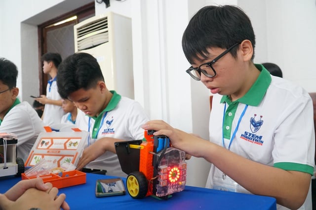 Tập huấn Stem Robotics cho 300 học sinh, giáo viên tiểu học, trung học cơ sở - Ảnh 1.