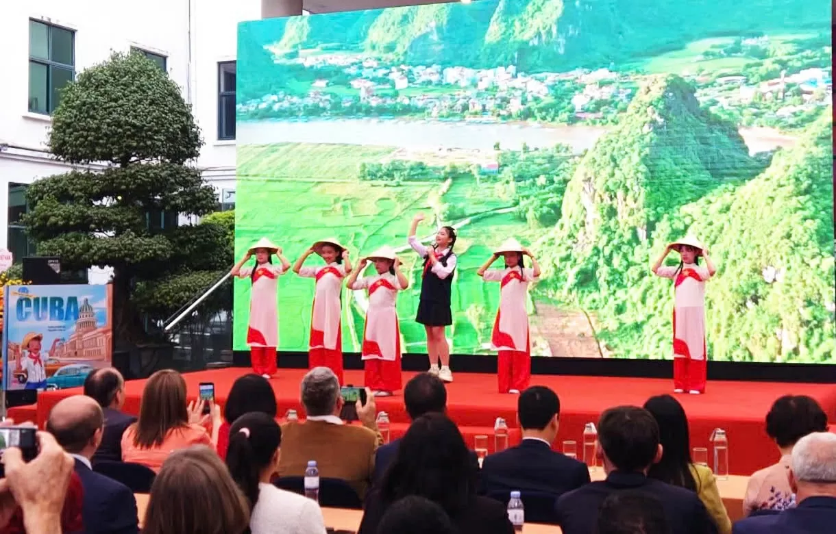 ງານວາງສະແດງຄວາມຈົງຮັກພັກດີ: ຟື້ນຟູການເດີນທາງຂອງການພົວພັນຫວຽດນາມ - ກູບາ 65 ປີທີ່ໝັ້ນຄົງ Triển lãm Nghĩa tình thủy chung: Tái hiện hành trình 65 năm quan hệ son sắt Việt Nam-Cuba