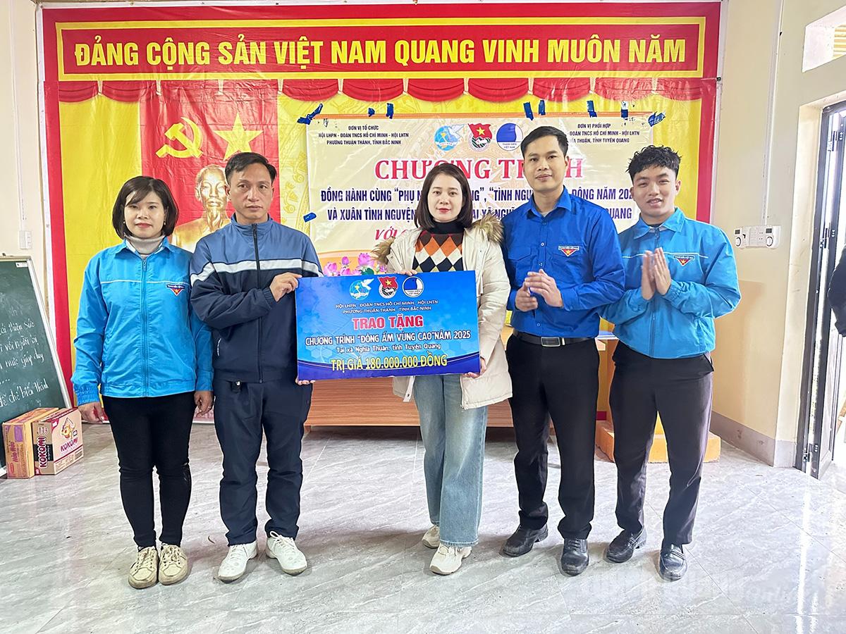 Representantes da União da Juventude e da União das Mulheres do bairro de Thuan Thanh (província de Bac Ninh) entregaram um sinal simbólico em apoio ao programa