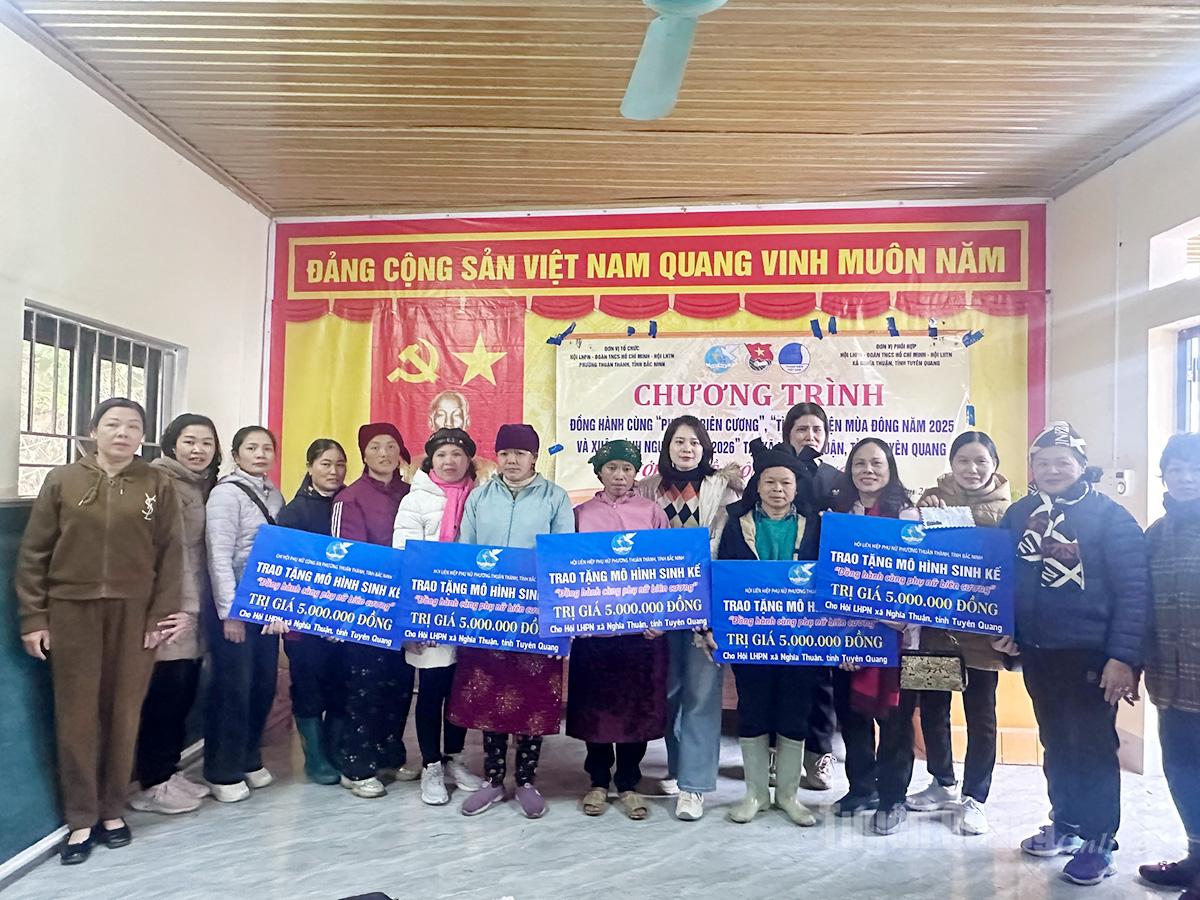 Concessão de 5 modelos de meios de subsistência para apoiar mulheres em áreas fronteiriças no desenvolvimento da produção.