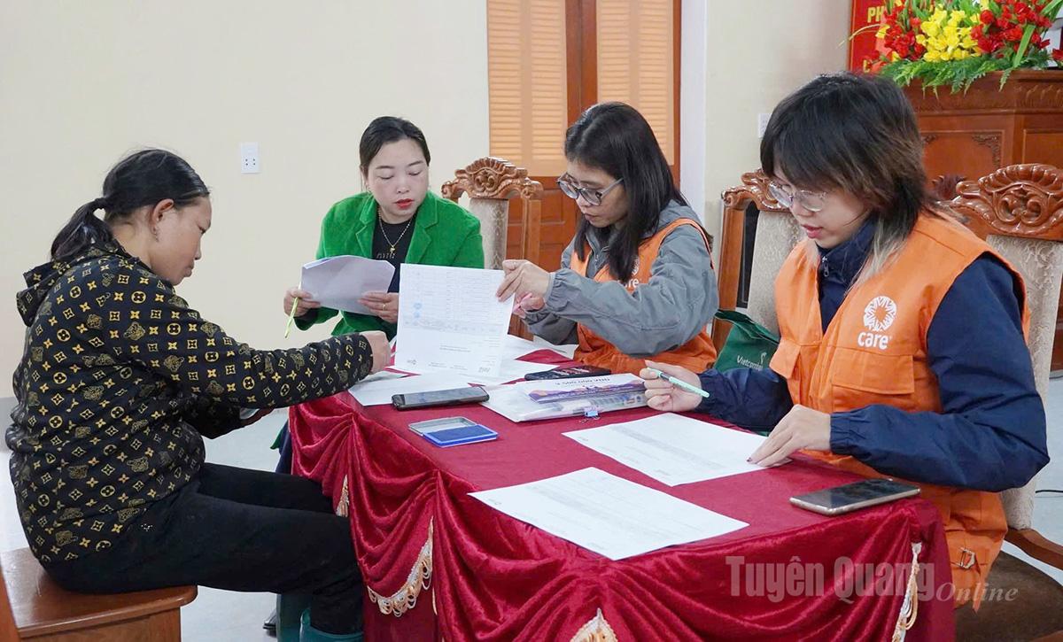 បុគ្គលិកអង្គការ CARE International នៅប្រទេសវៀតណាម បានជួយប្រជាជននៅឃុំ Tan Tien ដើម្បីបំពេញនីតិវិធី ដើម្បីទទួលបានជំនួយសង្គ្រោះបន្ទាន់ បន្ទាប់ពីព្យុះទី១០ និងទី១១។