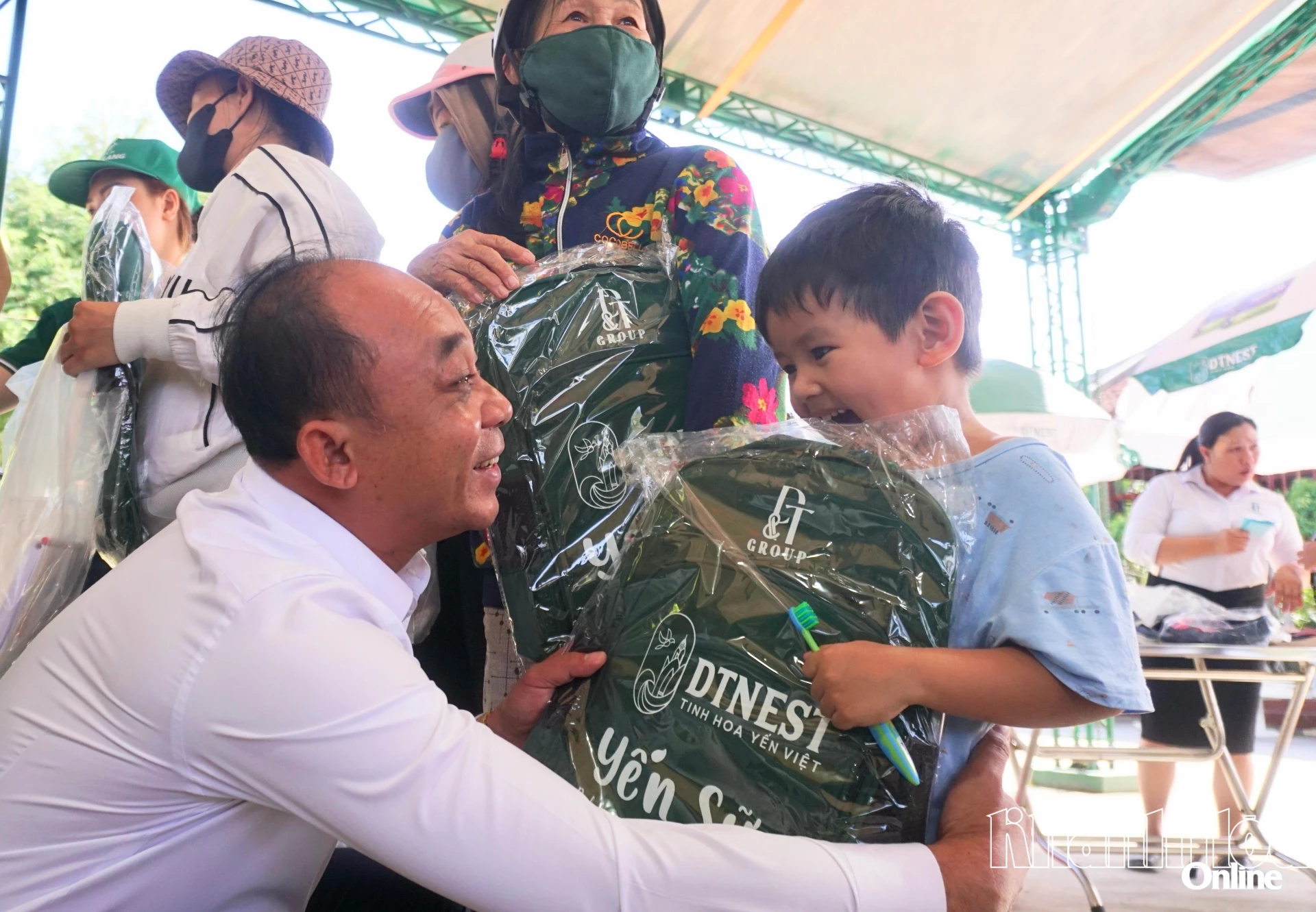 Et barn var glad for å få en gratis ryggsekk i boden.