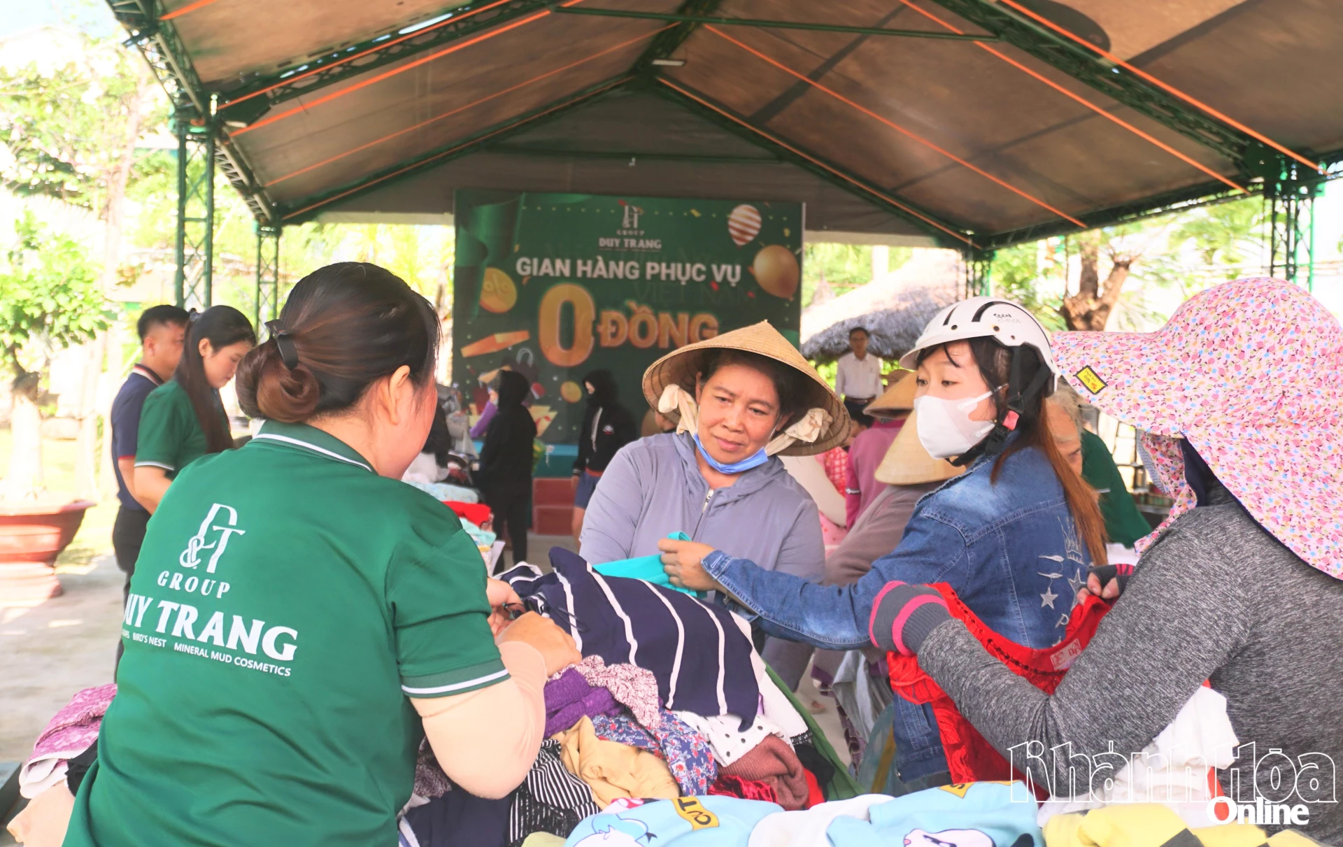 Ved 0 Dong-boden kan folk velge alt av utstyr og nødvendigheter gratis.