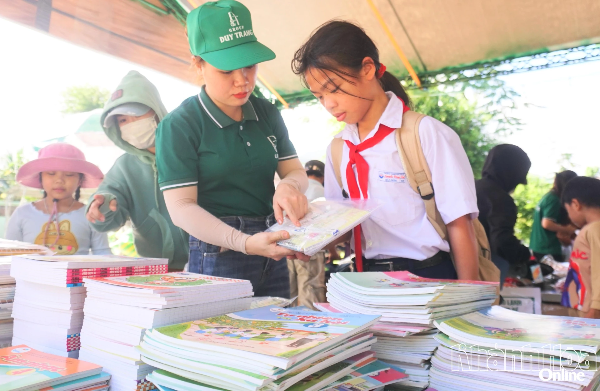 På 0 Dong-standen kjøper D&T Group inn skolemateriell som bøker, notatbøker, penner osv. nytt.