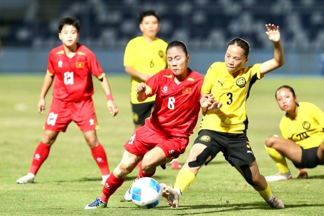 Orang yang menggantikan Huynh Nhu dalam pertandingan yang menghancurkan Malaysia mengatakan sesuatu yang mengejutkan, bermimpi menyentuh medali emas SEA Games - Foto 3. Người trám chỗ Huỳnh Như ở trận hủy diệt Malaysia nói điều bất ngờ, mơ chạm tay vào vàng SEA Games- Ảnh 3.