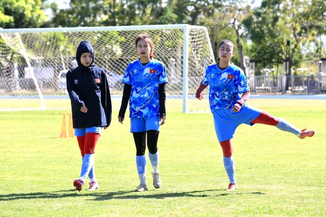 Orang yang menggantikan Huynh Nhu dalam pertandingan yang menghancurkan Malaysia mengatakan sesuatu yang mengejutkan, bermimpi menyentuh medali emas SEA Games - Foto 5. Người trám chỗ Huỳnh Như ở trận hủy diệt Malaysia nói điều bất ngờ, mơ chạm tay vào vàng SEA Games- Ảnh 5.