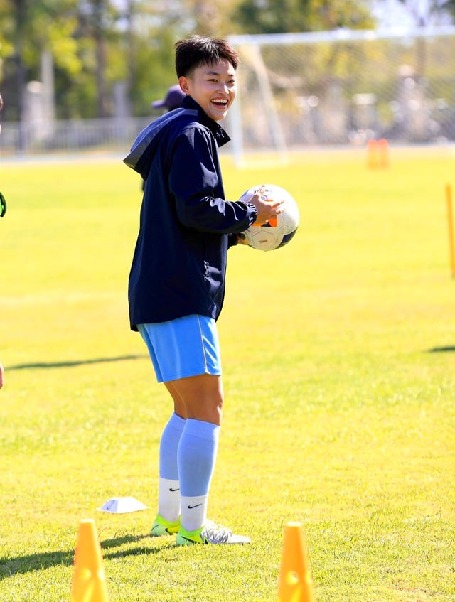 Orang yang menggantikan Huynh Nhu dalam pertandingan yang menghancurkan Malaysia mengatakan sesuatu yang mengejutkan, bermimpi menyentuh medali emas SEA Games - Foto 7. Người trám chỗ Huỳnh Như ở trận hủy diệt Malaysia nói điều bất ngờ, mơ chạm tay vào vàng SEA Games- Ảnh 7.