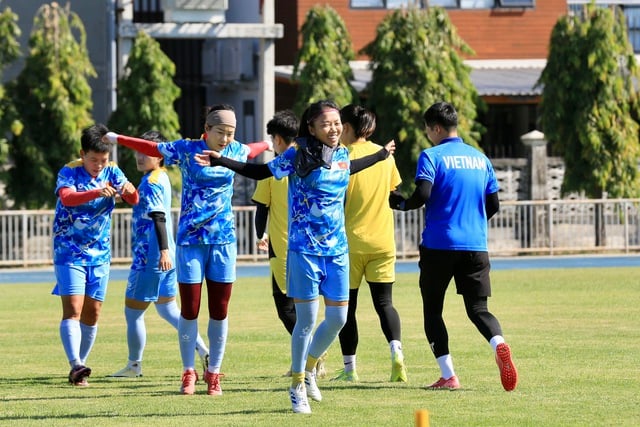 Orang yang menggantikan Huynh Nhu dalam pertandingan yang menghancurkan Malaysia mengatakan sesuatu yang mengejutkan, bermimpi menyentuh medali emas SEA Games - Foto 11. Người trám chỗ Huỳnh Như ở trận hủy diệt Malaysia nói điều bất ngờ, mơ chạm tay vào vàng SEA Games- Ảnh 11.