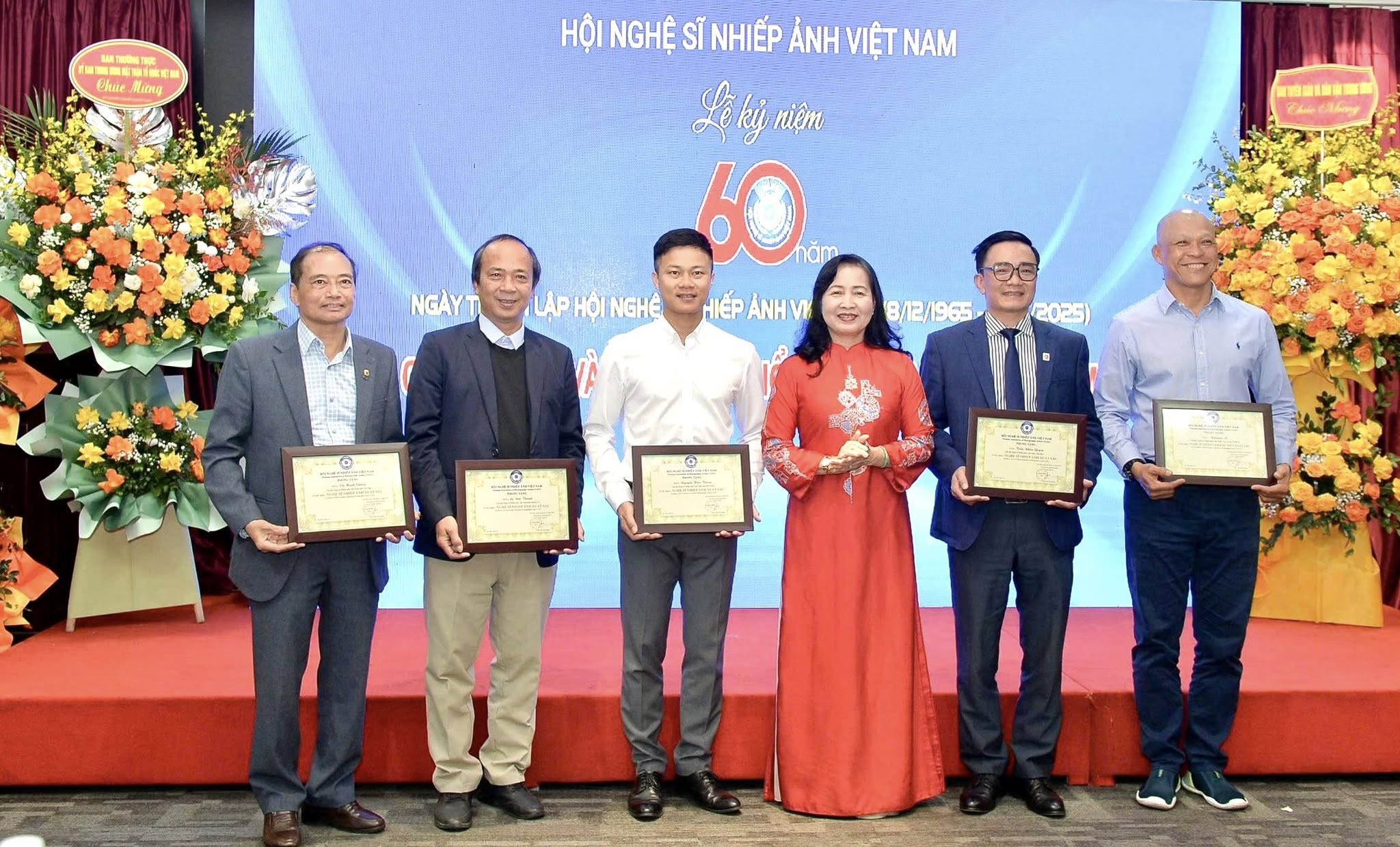 ຜູ້ຕາງໜ້າສະມາຄົມວິຈິດສິນຫວຽດນາມ ໄດ້ມອບບັນດາຫົວຂໍ້ຄື: ນັກສິລະປະການວິຈິດສິນດີເດັ່ນ ແລະ ນັກວິຈິດສິນດີເດັ່ນ (ນັກສິລະປິນ ເລ ດຶກແທ່ງ ຢູ່ທີ 2 ຈາກຊ້າຍ). ພາບ: NVCC