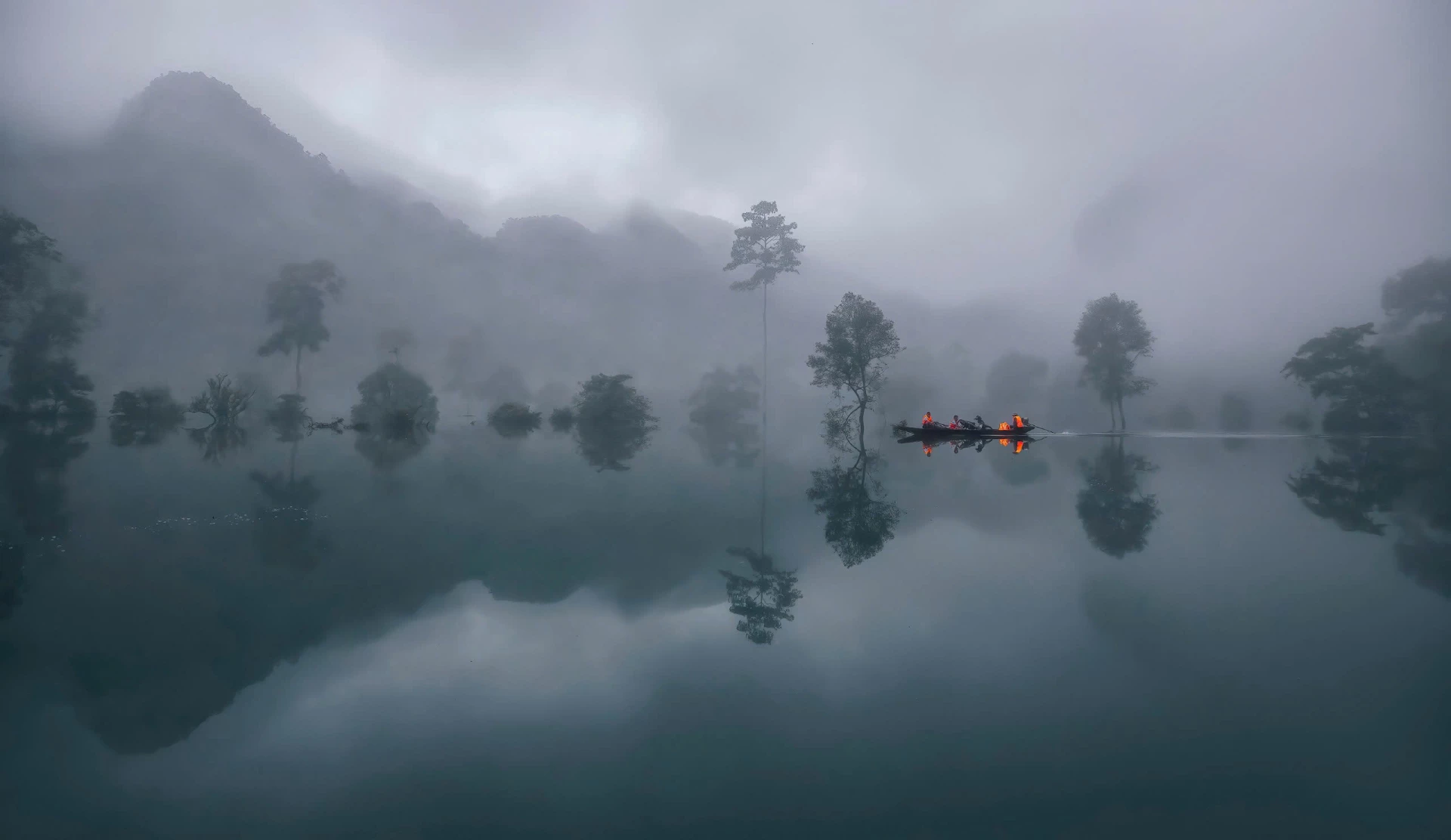 ງານ​ມະ​ໂຫລານ​ຖ່າຍ​ຮູບ​ສິລະ​ປະ​ພື້ນ​ເມືອງ​ນະຄອນ​ໂຮ່ຈີ​ມິນ​ຄັ້ງ​ທີ 50 ຂອງ​ນັກ​ສິລະ​ປິນ Le Duc Thanh ​ໄດ້​ຮັບ​ຫລຽນ​ເງິນ​ໃນ​ງານ “ຜ່ານ​ລະດູ​ນ້ຳ​ຖ້ວມ”. ພາບ: NVCC