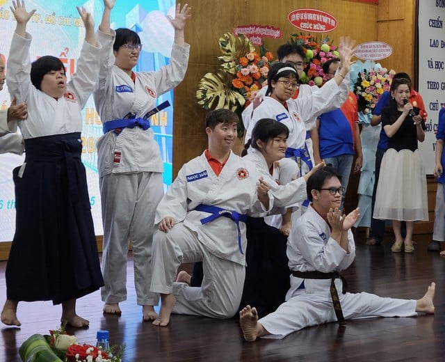 Tiết mục văn nghệ xúc động tại đại hội đại biểu ở TPHCM - Ảnh 2.