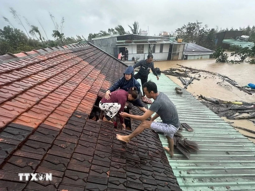 سیل بالا آمد، مردم در گیا لای مجبور شدند برای بالا رفتن از خطر، سقفها را بشکنند. (عکس: VNA)