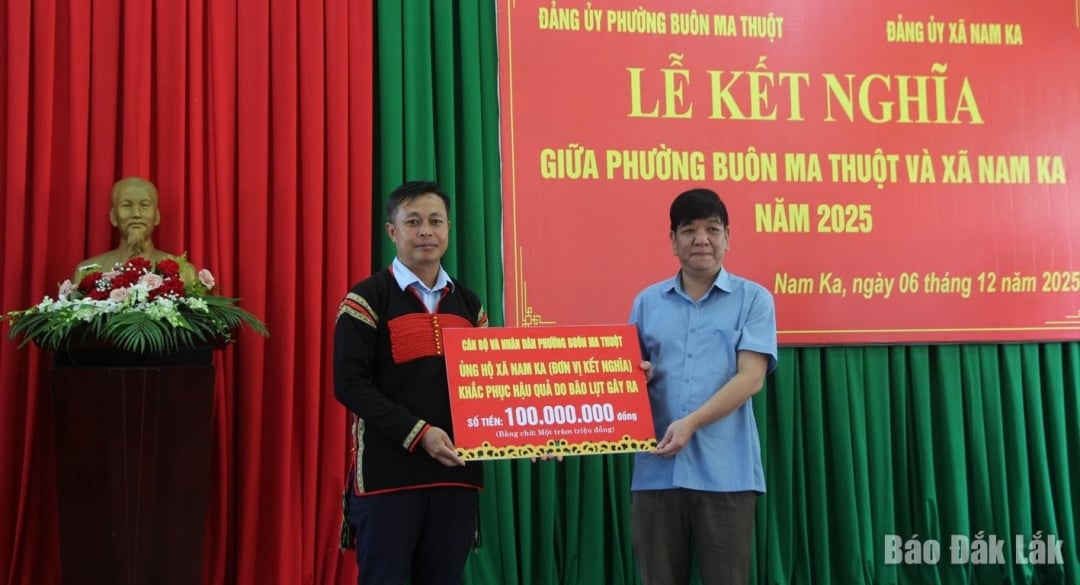 ថ្នាក់ដឹកនាំគណៈកម្មាធិការរណសិរ្សមាតុភូមិវៀតណាមនៃវួដ Buon Ma Thuot ប្រគល់ថវិកាជួយឃុំ Nam Ka។