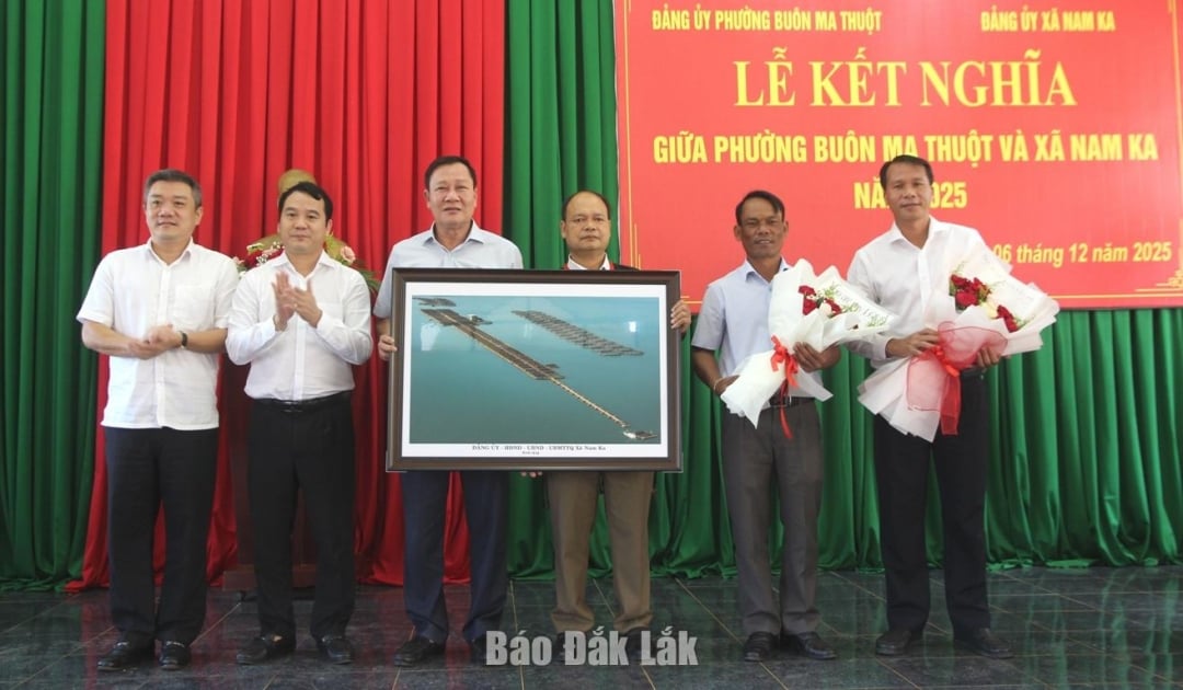 ថ្នាក់ដឹកនាំគណៈកម្មាធិការបក្សឃុំណាំកា ប្រគល់អំណោយជូនគណៈកម្មាធិការបក្សសង្កាត់ Buon Ma Thuot។