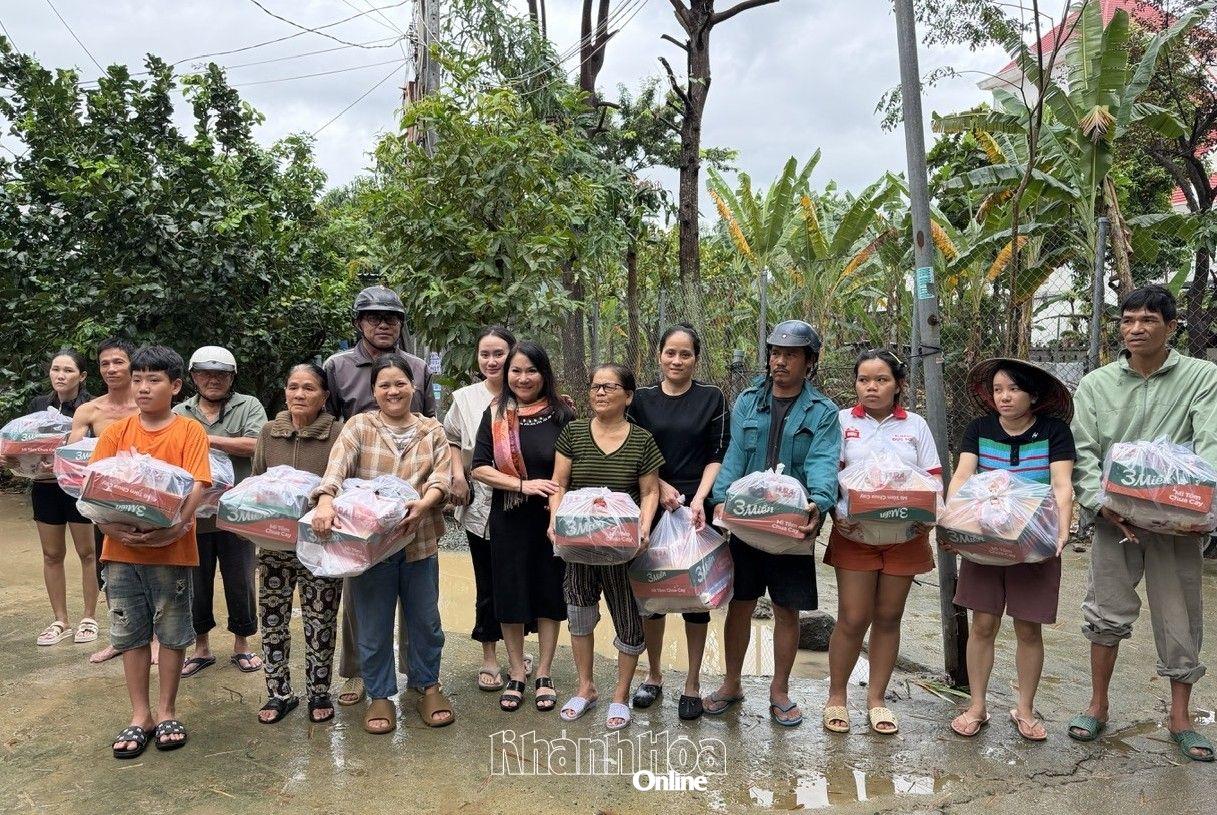 Representanter för enheterna gav gåvor till människor som drabbats av översvämningarna.