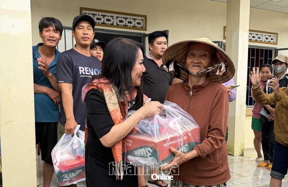 Representanter för enheter gav gåvor till människor.