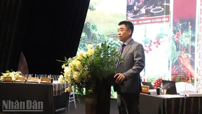 Førsteamanuensis dr. Lam Nhan, rektor ved Ho Chi Minh-byens kulturuniversitet, holdt åpningstalen på konferansen. ndo_bl_img-8677-3564.jpg