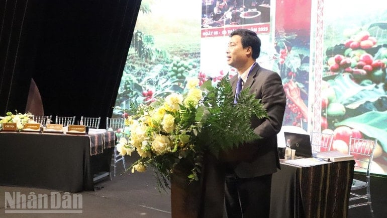 Direktøren for departementet for kultur, sport og turisme i Dak Lak-provinsen, Tran Hong Tien, talte på workshopen. ndo_bl_img-8693-6363.jpg