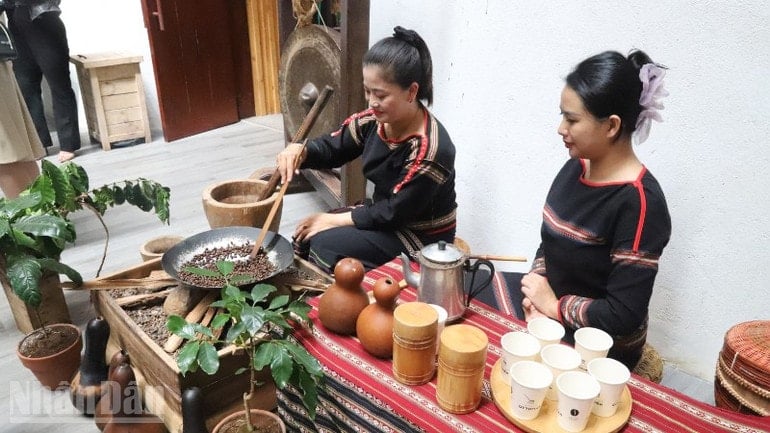 Tradisjonell kaffeforedling av Ede-folket. ndo_bl_img-8778-2724.jpg