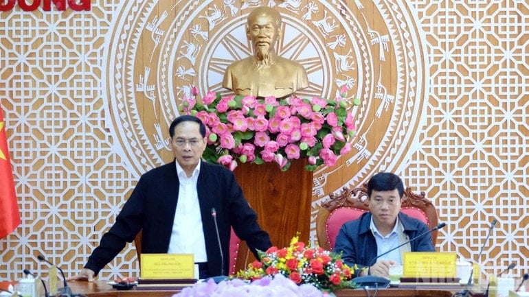 Místopředseda vlády Bui Thanh Son ocenil úsilí provincie Lam Dong a jejích sil v prevenci a překonávání následků přírodních katastrof. ndo_br_6-6615.jpg