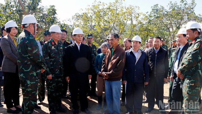 Místopředseda vlády Bui Thanh Son navštívil a povzbudil domácnosti, které utrpěly těžké ztráty v důsledku nedávných povodní v obci D'Ran. ndo_br_1-5070.jpg