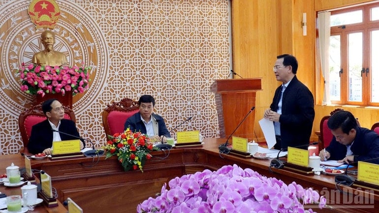 Předseda provinčního lidového výboru Lam Dong Ho Van Muoi na pracovním zasedání informoval o dopadu povodní a plnění cílů socioekonomického rozvoje. ndo_br_2-2019.jpg